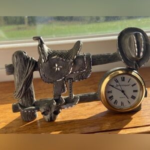 Western Saddle SPOONTIQUES desk Clock - Pewter~
Brand new battery!